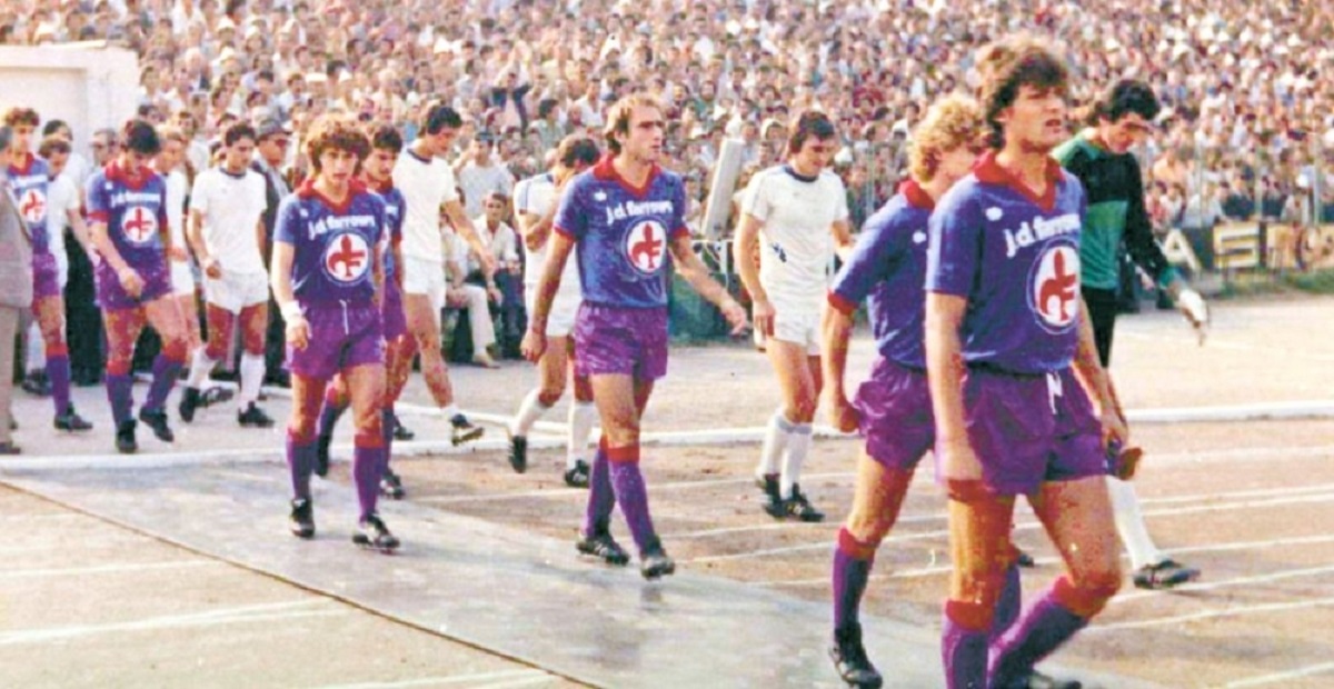 Olympiacos-Pireu-si-Fiorentina-isi-disputa-trofeul-Conference-League.-Cele-doua-finaliste-eliminate-de-doua-ori-din-cupele-europene-de-Universitatea-Craiova.jpg